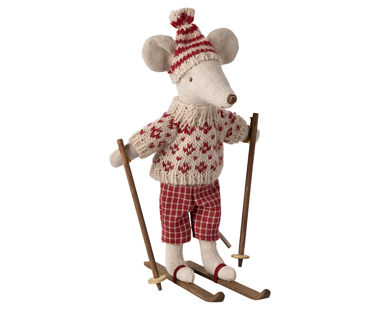 Mum Winter Mouse with her ski set