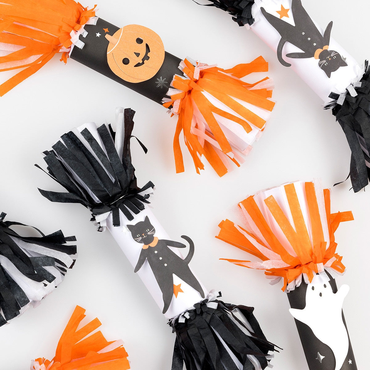 This set of 6 crackers features 4 designs of 2 x cats, 2 x ghosts, a bat and a pumpkin design with black and white, or orange and white, tissue paper fringing. 