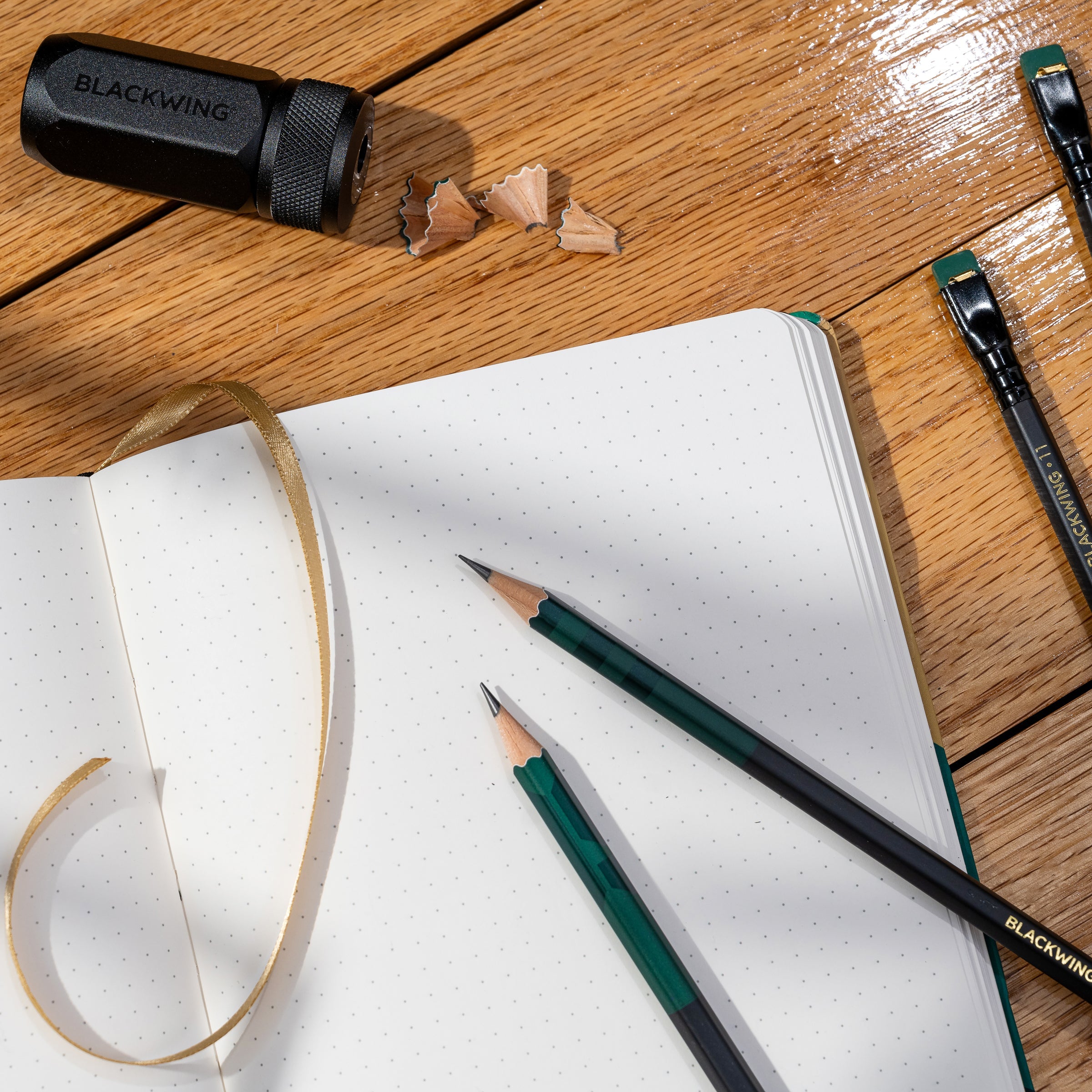 This limited edition Blackwing 11 Slate Notebook features a green, black, and gold basketball inspired cover design and features Bill Russell’s signature printed on the back.