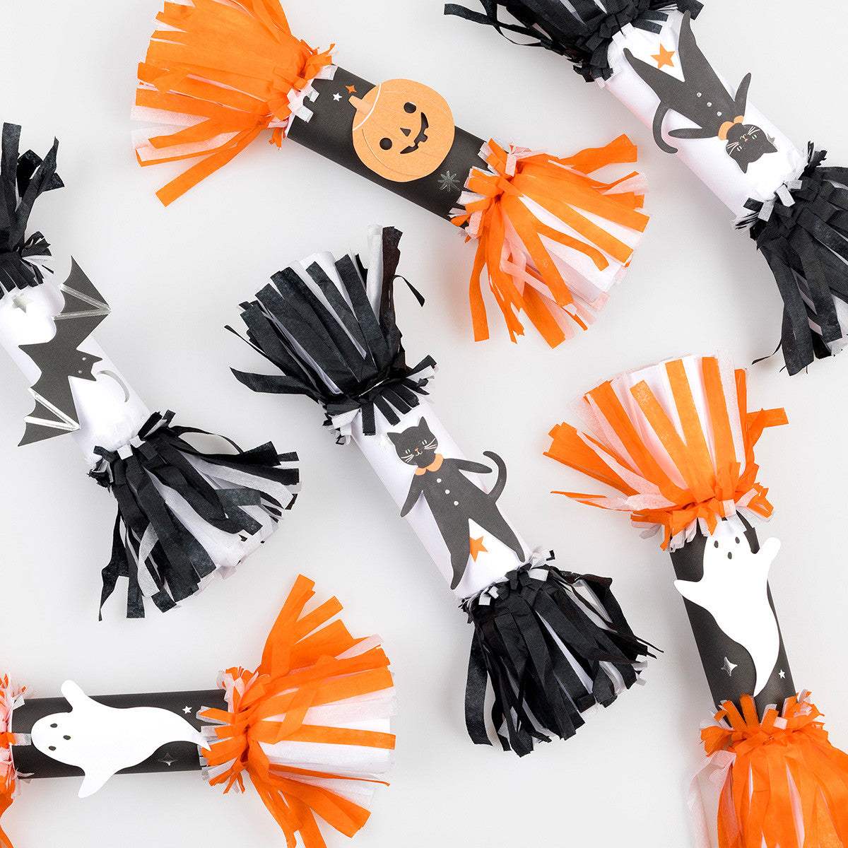 This set of 6 crackers features 4 designs of 2 x cats, 2 x ghosts, a bat and a pumpkin design with black and white, or orange and white, tissue paper fringing.&amp;nbsp;