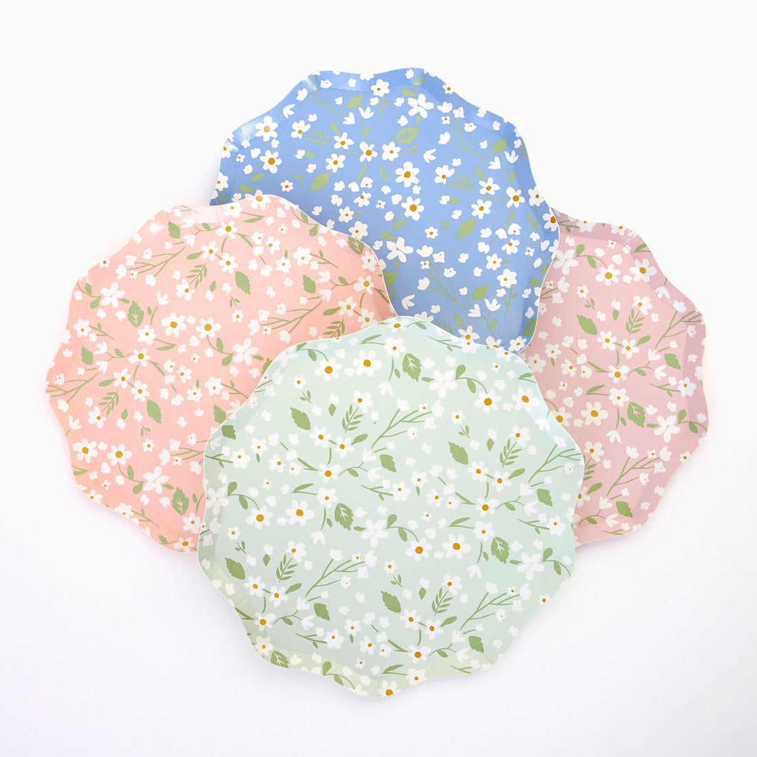 A set of four Ditsy Floral Plates with a floral pattern of daisies on them by Meri Meri.