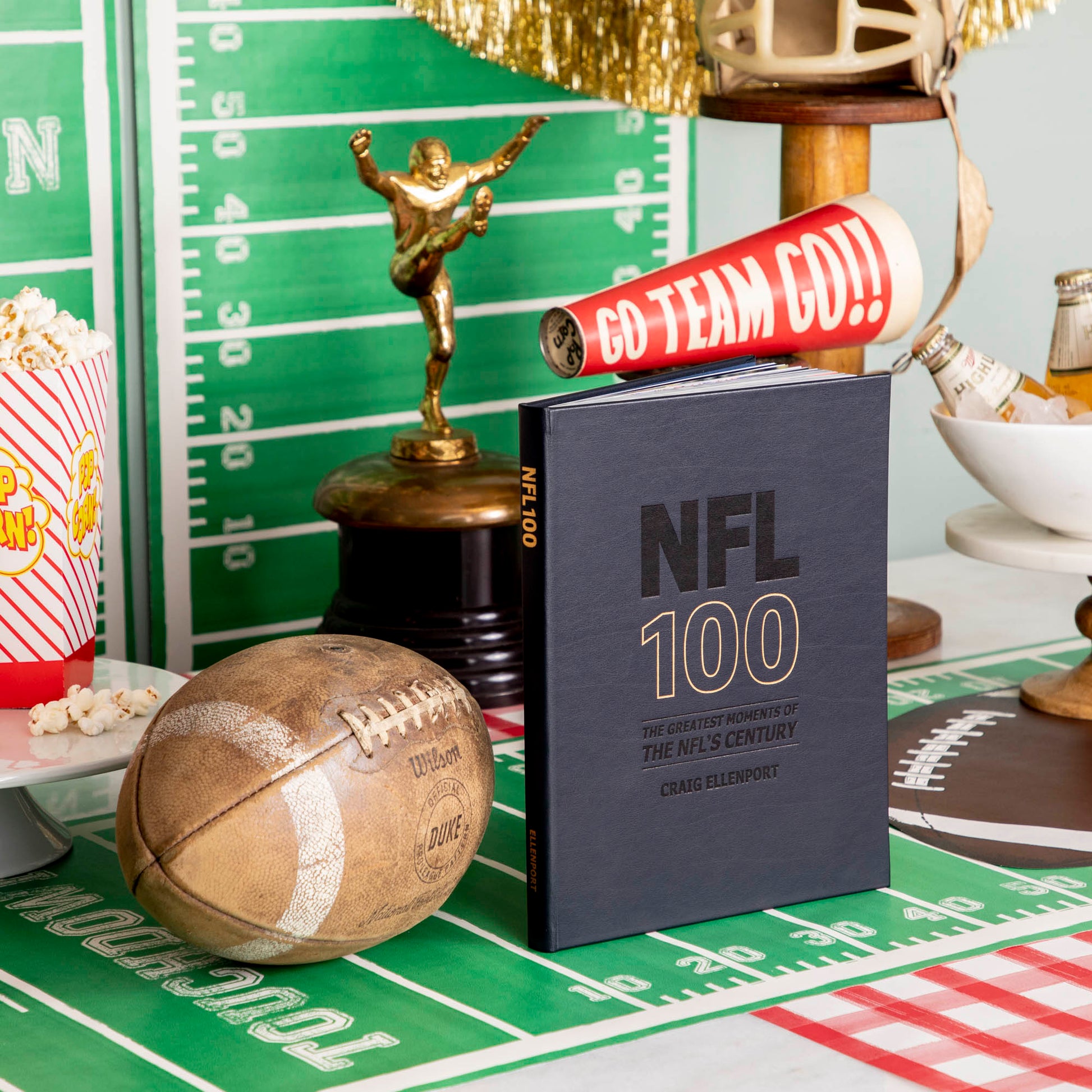 100 Yards of Glory: The Greatest Moments in NFL History [Book]